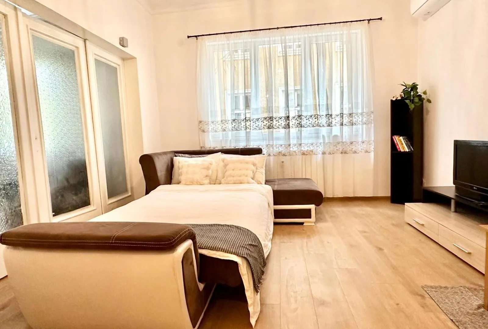 Spacious 1Br Apartment In Central Sofia, Next To University 0*,  Bulgária